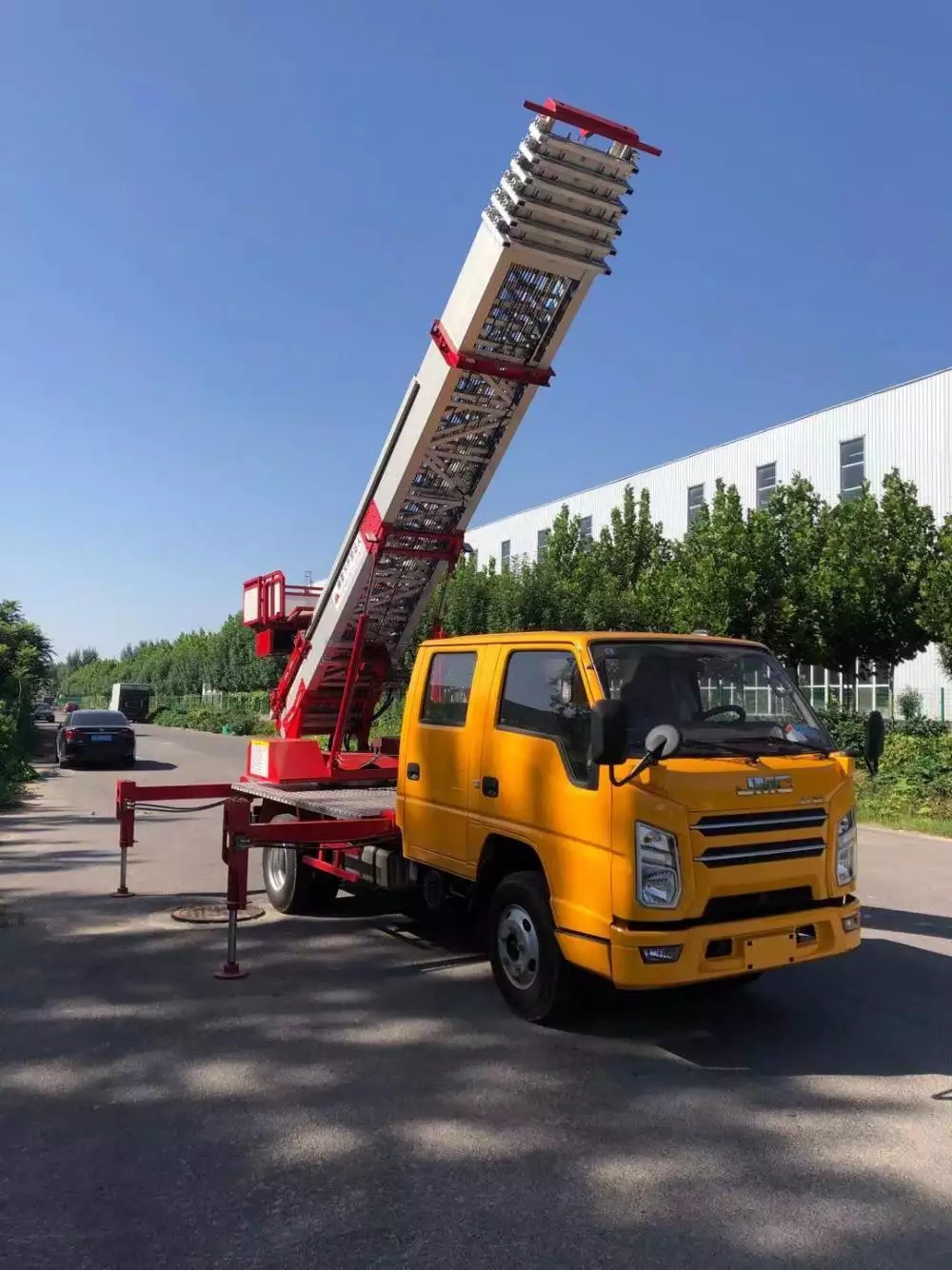 盐边附近的云梯车出租服务：轻松解决高空作业需求