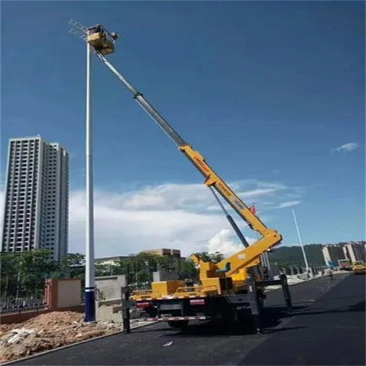 盐边维修路灯的曲臂升降车出租