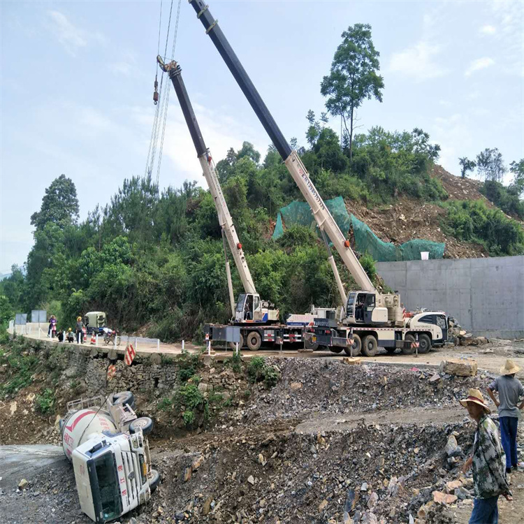 盐边汽车掉沟里叫吊车救援要多少钱